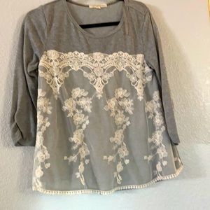 Very cute and astonishing shirt in very good condition. Cute designed lace…